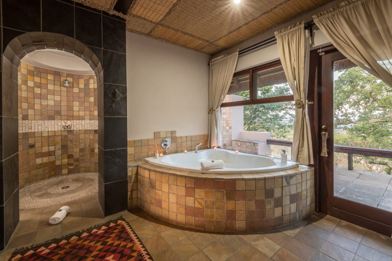 Bathroom 4, Likweti Lodge, Ehlanzeni