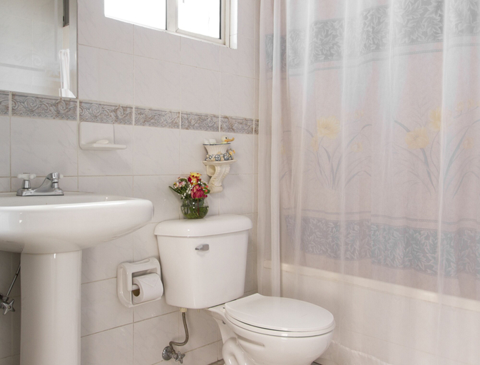 Bathroom 4, Eugenia Hotel, Quito