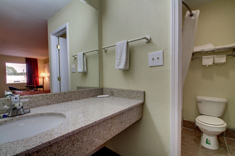 Bathroom 3, Key West Inn - Montgomery, Montgomery