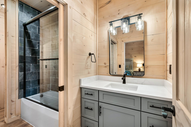 Bathroom 5, Glory, Sevier