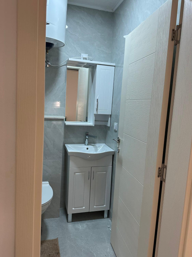 Bathroom 2, Savina