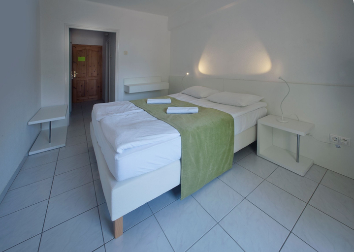 Bedroom 3, Holiday Hotel Csopak, Balatonfüred