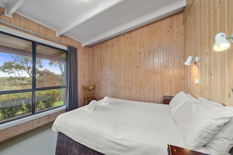 Bedroom 2, Chris'S Beacon Point Restaurant And Villas, Colac-Otway - South