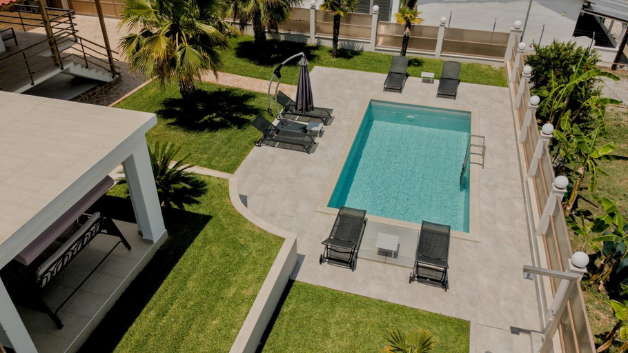 Sport & Beauty 2, Villa Liana , private Villa with pool and garden, Central Macedonia