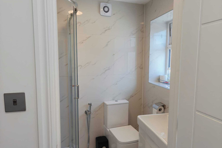 Bathroom 2, Cozy Studio in Hornchurch With Extra Bed, London