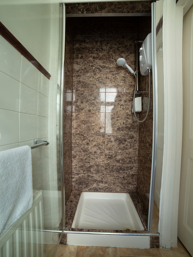Bathroom 2, FINES BAYLIWICK HOTEL, Bracknell Forest