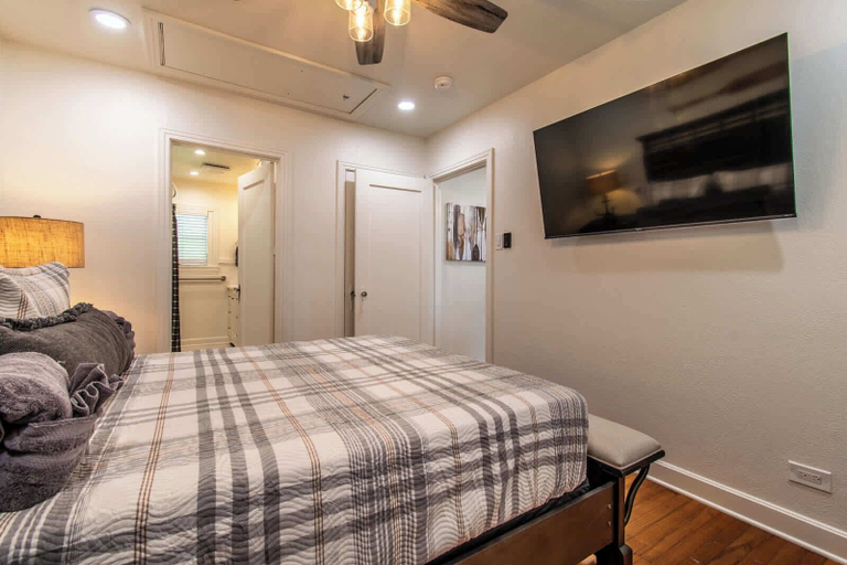 Room 5, The Captain's Quarters on Ocean Drive Sleeps 4, Nueces