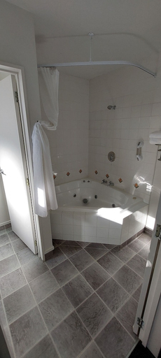 Bathroom 3, Fitzherbert Court Motel, Westland