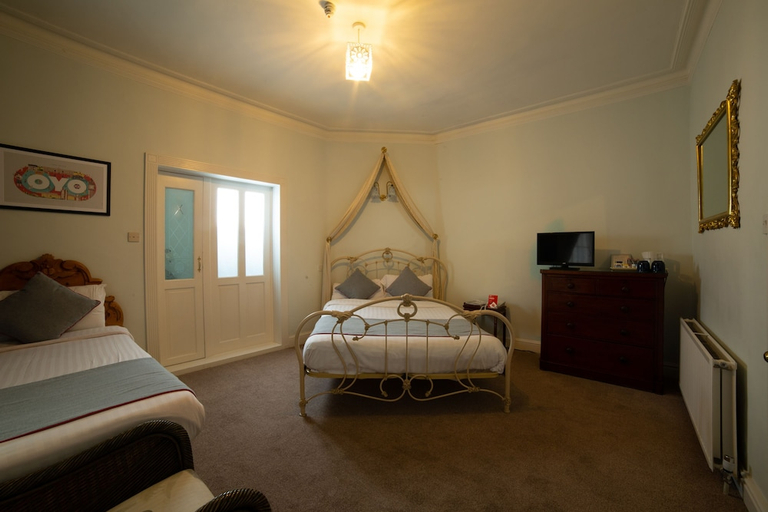 Bedroom 1, FINES BAYLIWICK HOTEL, Bracknell Forest