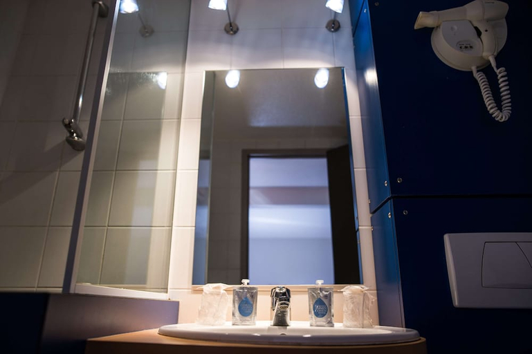 Bathroom, Kyriad Orthez, Pyrénées-Atlantiques
