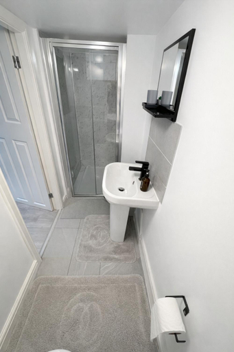 Bathroom 3, Modern Guest house with private entrance, Manchester