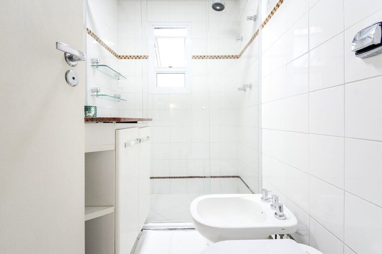 Bathroom 3, Concept Uno Apartments by BnbHost, São Paulo