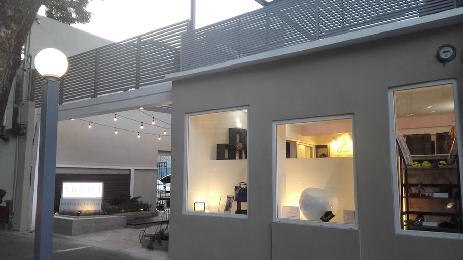 Exterior & Views
