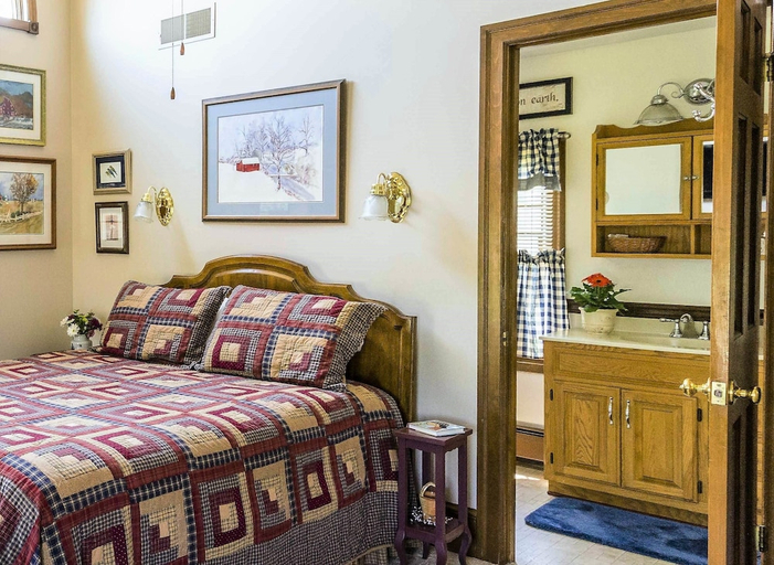 Bedroom, Red Cardinal Bed and Breakfast, Cumberland
