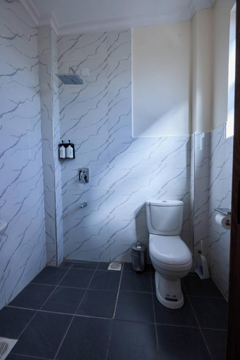 Bathroom 4, Enkaji 77ApartHotel by Trianum, Roysambu