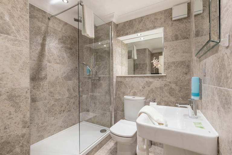 Bathroom 3, Royal Mile Apartments by Joivy, Edinburgh