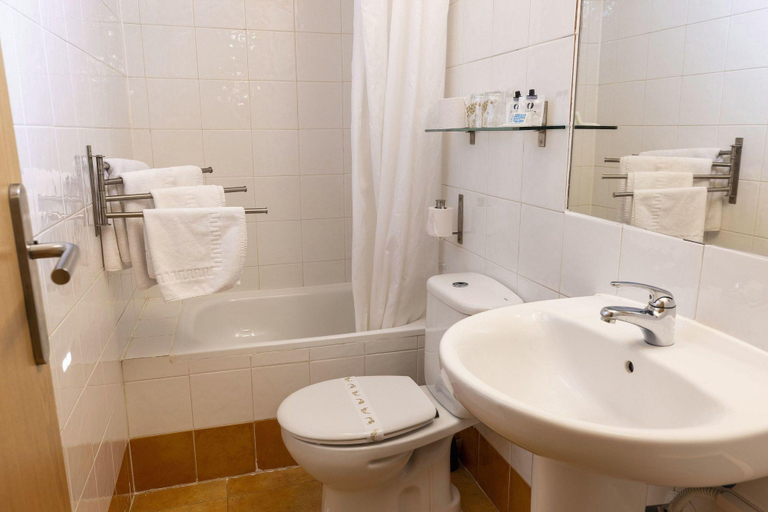 Bathroom 4, Hostal Restaurante Puerta Del Alcazar, Ávila