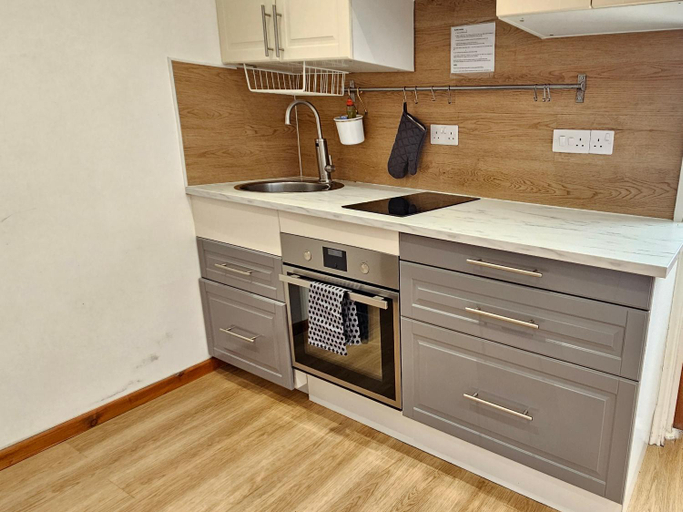 Others 3, Studio apartment, TV, WiFi Kitchen Parking, Wembley Elizabeth Line, London