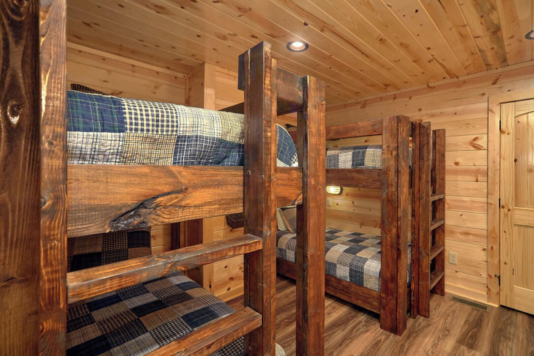 Room 3, Swimmin' Hole Lodge, Sevier