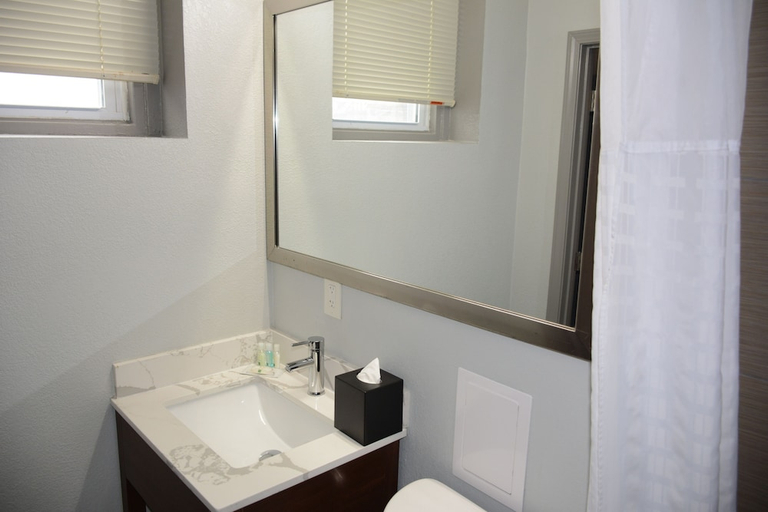 Bathroom 3, Quality Inn & Suites Kansas City Downtown, Kansas City