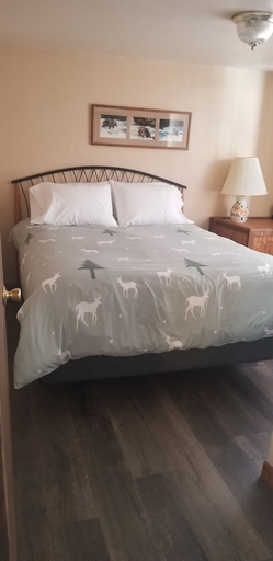 Bedroom 2, Lone Pine Cabins, Grand