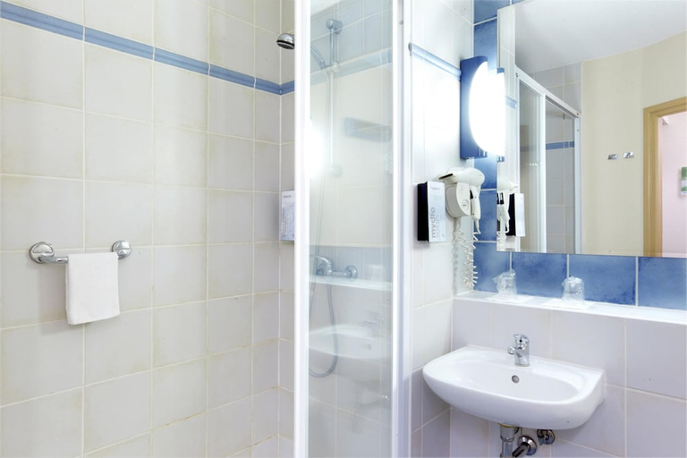 Bathroom 4, Campanile Villefranche-sur-Saône, Rhône