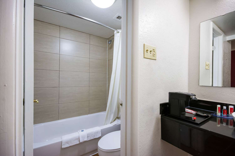Bathroom 3, Econo Lodge Del City OK, Oklahoma