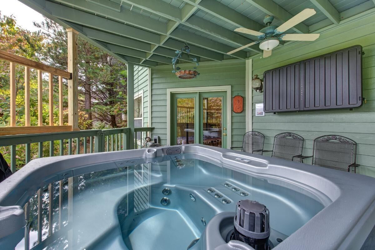 Outdoor spa tub, Mountain View Paradise, Sevier