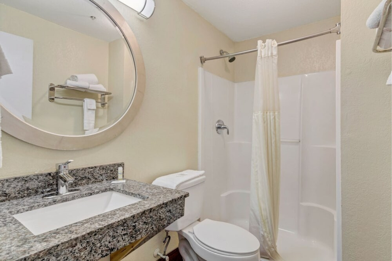Bathroom 4, Savannah Garden Hotel, Chatham
