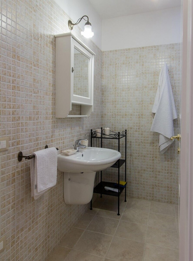 Bathroom 4, L'antica Marina, Taranto