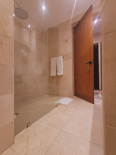 Bathroom 5, Luca, Distrito Nacional