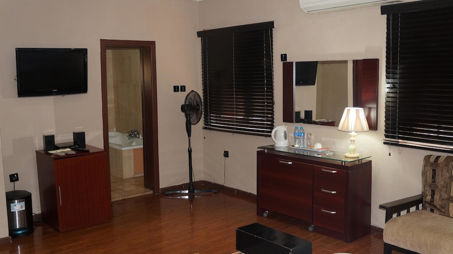 Bathroom 5, Charlies Place and Suites, Eti-Osa
