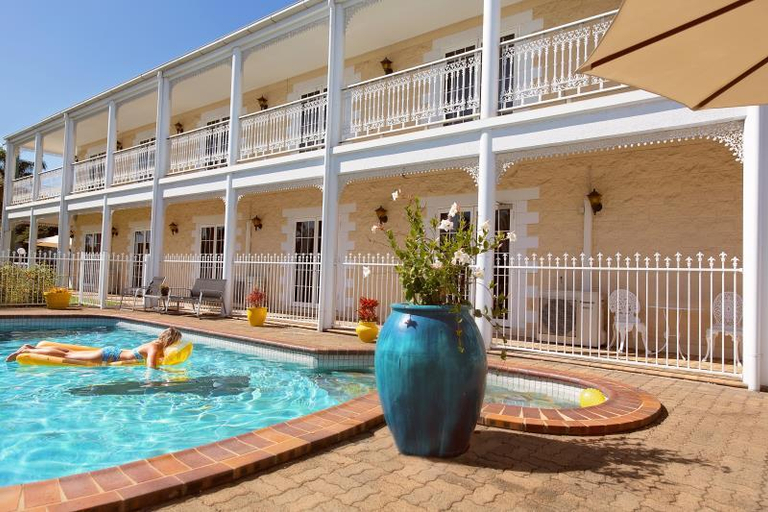 Sport & Beauty, White Lace Motor Inn, Mackay - Pt A