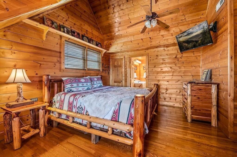 Room 2, Rocky Top Lodge, Sevier