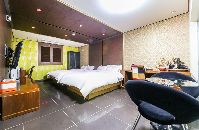 Bedroom 2, Alice Hotel, Gunsan