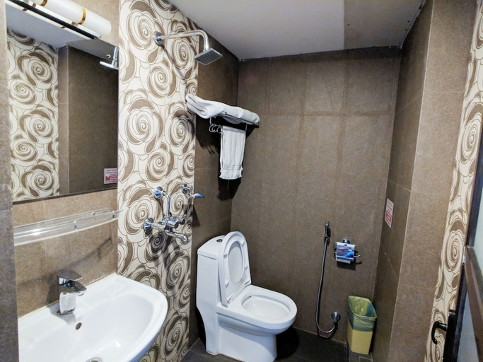 Bathroom 5, Hotel Forest Lake Backpackers' Hostel, Gandaki