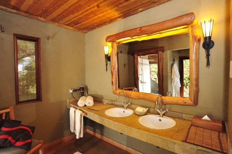 Bathroom 4, SEVERIN SAFARI CAMP, Voi
