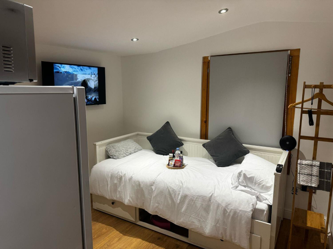 5, Tranquil Cabin Retreat in Bexleyheath, London