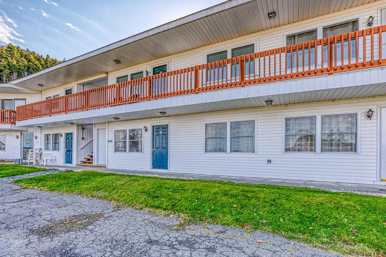 Exterior & Views 1, Charming condo w/ lake access, dock, WiFi & mountain views, Somerset