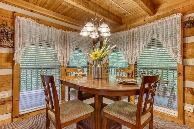 Dining 4, Just a Swingin, Sevier