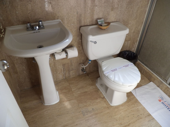 Bathroom 3, Hotel Villas de Santiago Inn, Tijuana