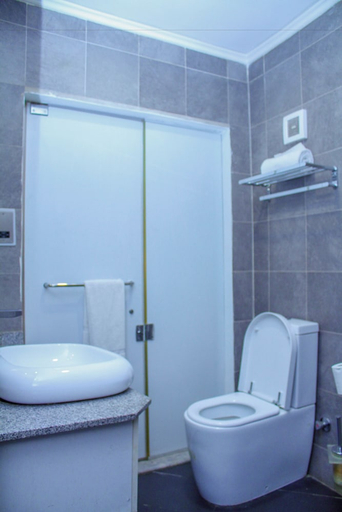 Bathroom 4, Maison Hotel By Fahrenheit, Eti-Osa