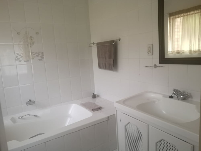 Bathroom 5, Eagles Nest, Eden