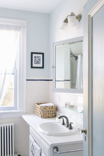 Bathroom 4, Crabtree's Kittle House Restaurant & Inn, Westchester