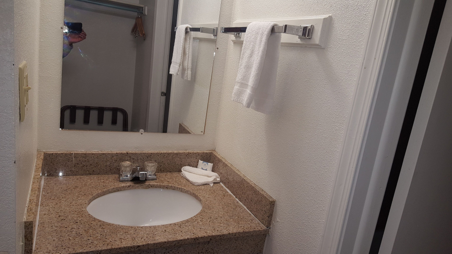Bathroom, Red Carpet Inn, Gloucester