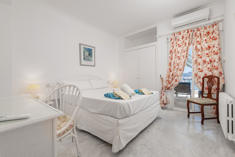 Room 4, Port de Pollen a Topacio 1, Baleares