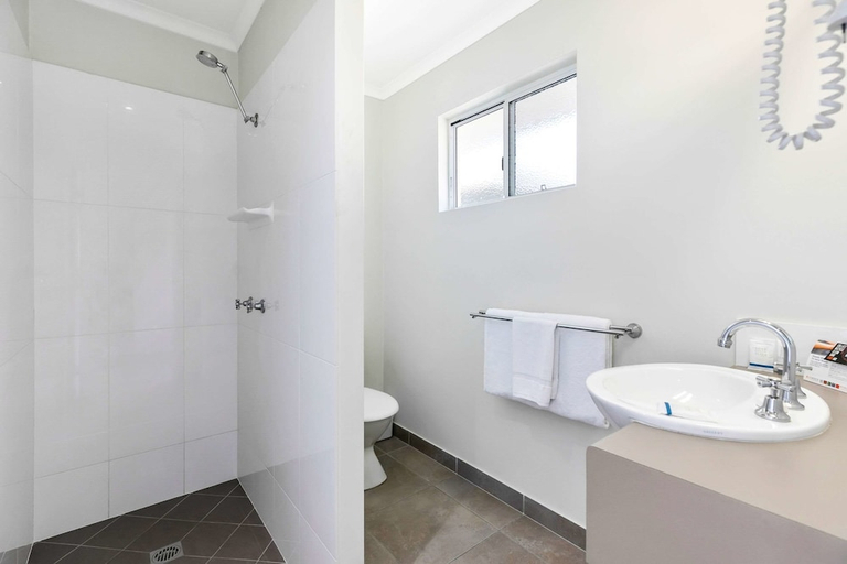 Bathroom 3, Hotel Beachside, Mackay - Pt A