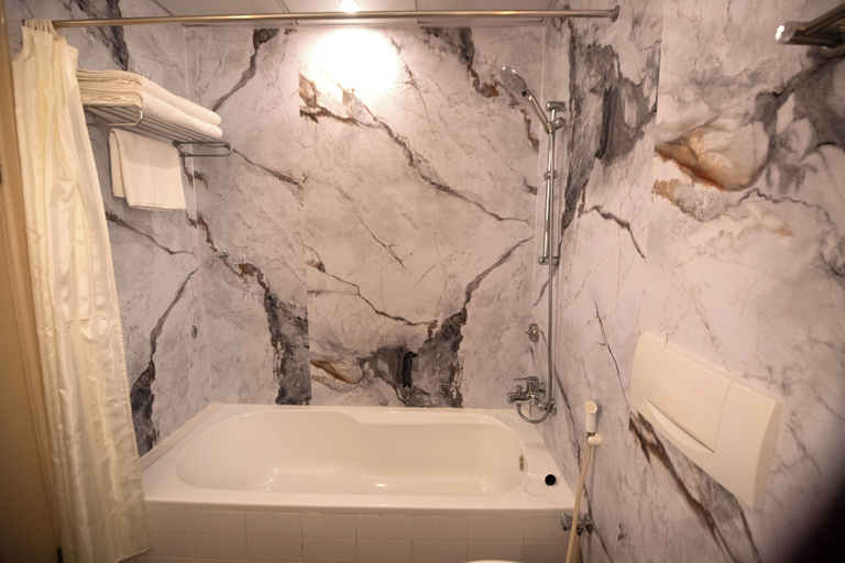 Bathroom 5, Ramee Guestline Hotel Qurum, Muttrah