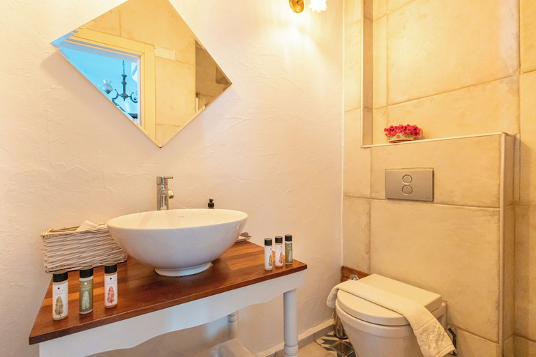 Bathroom 3, Eski Ev, Çeşme