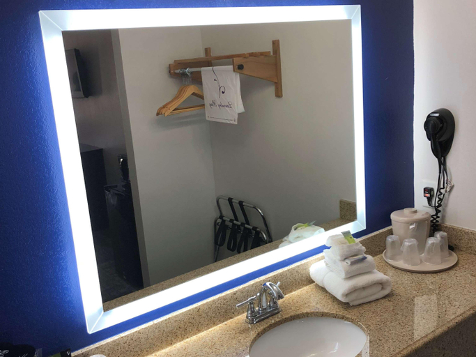 Bathroom, Executive Inn & Suites Joaquin, Shelby